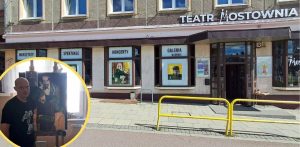 Fasada Teatru Mostownia w Gdańsku z obrazami w witrynach oraz wklejka ze zdjęciem malarza Jakuba Wasilewskiego stojącego przy sztalugach