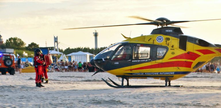 Helikopter LPR i służby ratunkowe na plaży w Ustce po wyciągnięciu z Bałtyku nietrzeźwej 41-latki