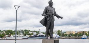 Pomnik inżyniera Tadeusza Wendy na tle basenu portowego w Gdyni. Dorota Arciszewska-Mielewczyk chce, by Tadeusz Wenda został Honorowym Obywatelem Gdyni