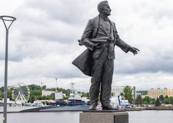 Pomnik inżyniera Tadeusza Wendy na tle basenu portowego w Gdyni. Dorota Arciszewska-Mielewczyk chce, by Tadeusz Wenda został Honorowym Obywatelem Gdyni