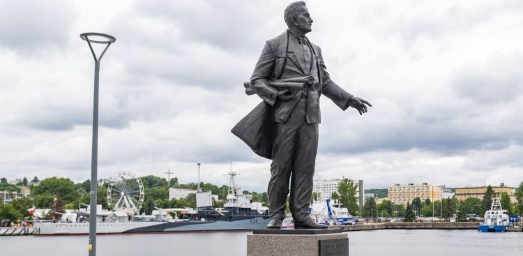 Pomnik inżyniera Tadeusza Wendy na tle basenu portowego w Gdyni. Dorota Arciszewska-Mielewczyk chce, by Tadeusz Wenda został Honorowym Obywatelem Gdyni