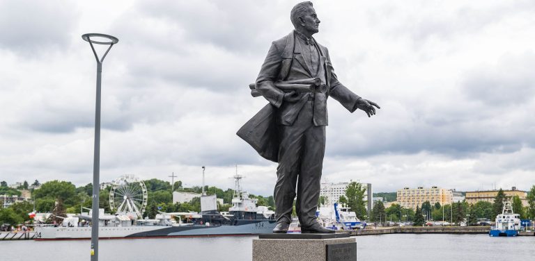 Pomnik inżyniera Tadeusza Wendy na tle basenu portowego w Gdyni. Dorota Arciszewska-Mielewczyk chce, by Tadeusz Wenda został Honorowym Obywatelem Gdyni