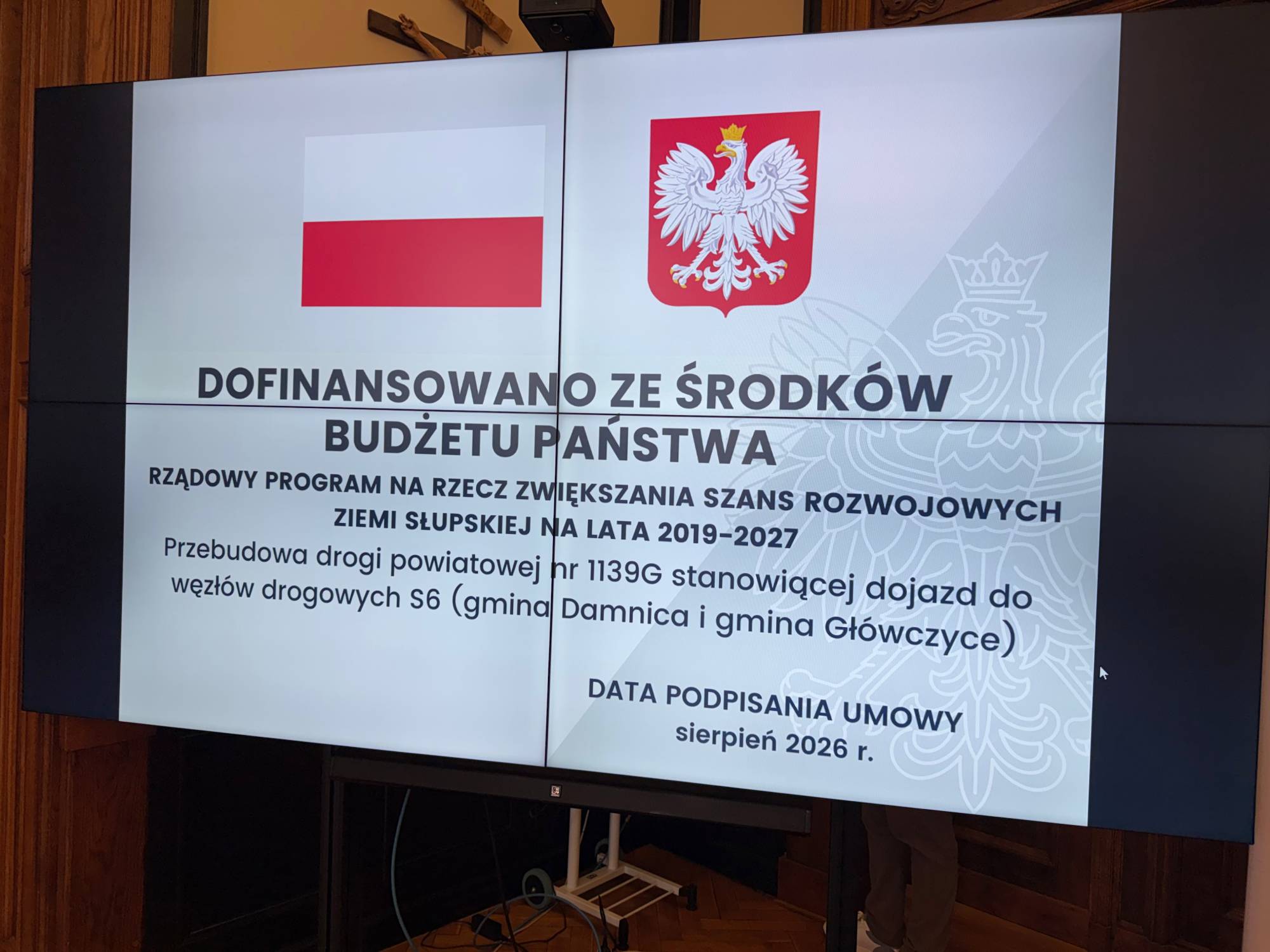 Ekran prezentacji informujący o dofinansowaniu z budżetu państwa przebudowy drogi powiatowej nr 1139G do węzłów trasy S6 w gminach Damnica i Główczyce