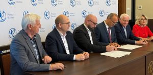 Przedstawiciele władz powiatu słupskiego i województwa pomorskiego podczas briefingu prasowego dotyczącego dofinansowania inwestycji drogowych. Powiat słupski otrzymał 14,6 mln zł na przebudowę dojazdów do drogi ekspresowej S6