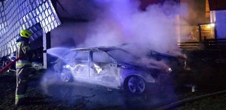 Strażacy w nocy gaszący pożar budynku, przyczep kempingowych i samochodów w Nowęcinie
