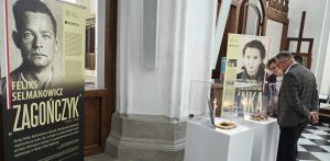 Dyrektor gdańskiego oddziału IPN dr Marek Szymaniak (P) oraz dyrektor Muzeum Żołnierzy Wyklętych i Więźniów Politycznych w Warszawie Adrianna Garnik (L) na prezentacji pamiątek po Danucie Siedzikównie ps. "Inka" oraz Feliksie Selmanowiczu ps. "Zagończyk" w Bazylice Mariackiej w Gdańsku