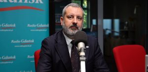 Przemysław Ruchlewski, zastępca dyrektora Europejskiego Centrum Solidarności ds. naukowych i zbiorów, podczas rozmowy w studiu radiowym Radia Gdańsk
