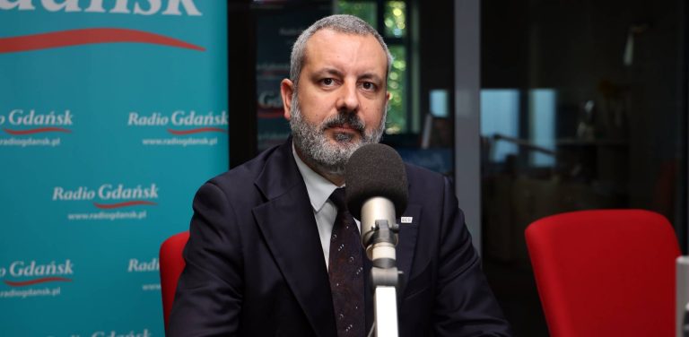 Przemysław Ruchlewski, zastępca dyrektora Europejskiego Centrum Solidarności ds. naukowych i zbiorów, podczas rozmowy w studiu radiowym Radia Gdańsk