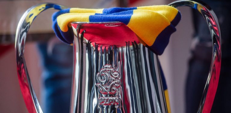 Srebrny puchar Polskiego Związku Piłki Nożnej (PZPN) przewiązany żółto-niebieskim szalikiem klubu piłkarskiego Arka Gdynia
