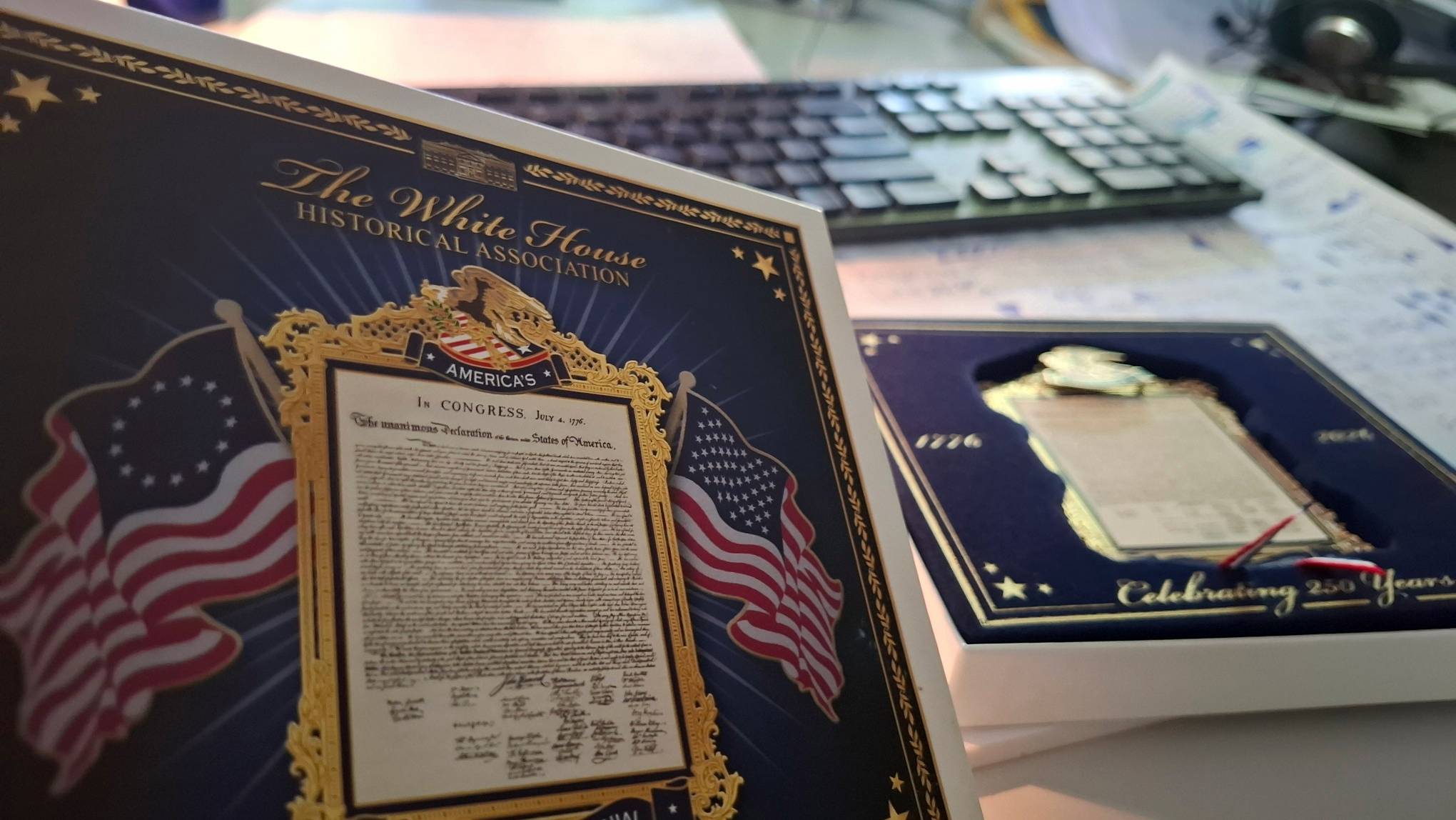 Replikę Deklaracji Niepodległości USA z 1776 roku, którą kapitan Daru Młodzieży Michał Sadowski podarował Annie Rębas z Radia Gdańsk po powrocie z rejsu do USA