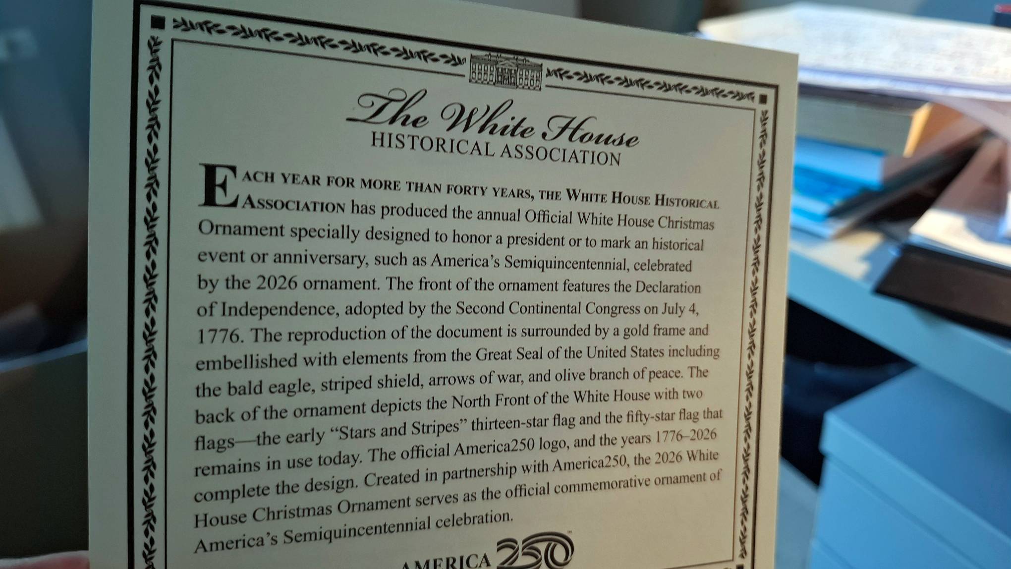 Replikę Deklaracji Niepodległości USA z 1776 roku, którą kapitan Daru Młodzieży Michał Sadowski podarował Annie Rębas z Radia Gdańsk po powrocie z rejsu do USA