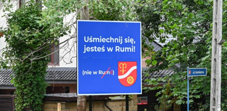 W Rumi, a nie w Rumii - witacz ustawiony na wjeździe do miasta