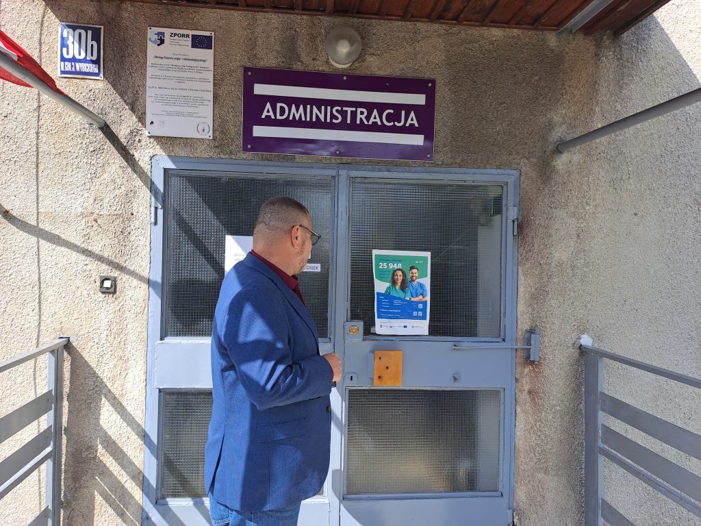 Sławomir Czomko przy drzwiach administracji