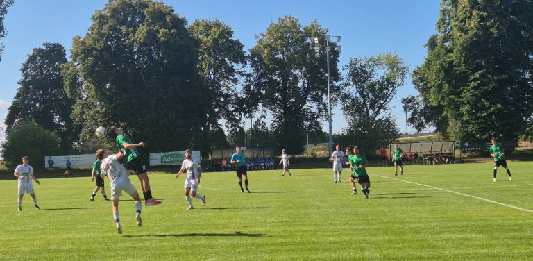 Zawodnicy Sparty Sycewice i Jaguara Gdańsk walczą o piłkę na boisku podczas meczu IV ligi