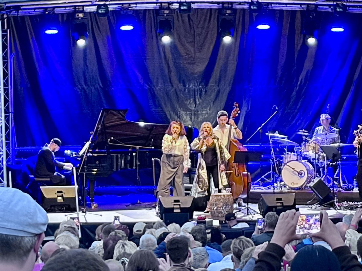 Urszula Dudziak i Grażyna Auguścik na scenie festiwalu
