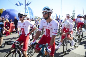 Kolarze reprezentacji Polski Filip Gruszczyński, po lewej, i Radosław Frątczak, po prawej, na starcie 1. etapu 83. Tour de Pologne w Gdyni