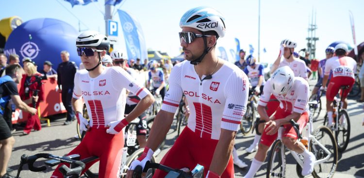 Kolarze reprezentacji Polski Filip Gruszczyński, po lewej, i Radosław Frątczak, po prawej, na starcie 1. etapu 83. Tour de Pologne w Gdyni