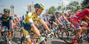 Tour de Pologne - start wyścigu kolarskiego. Na linii startu cykliści w kolorowych strojach sportowych.