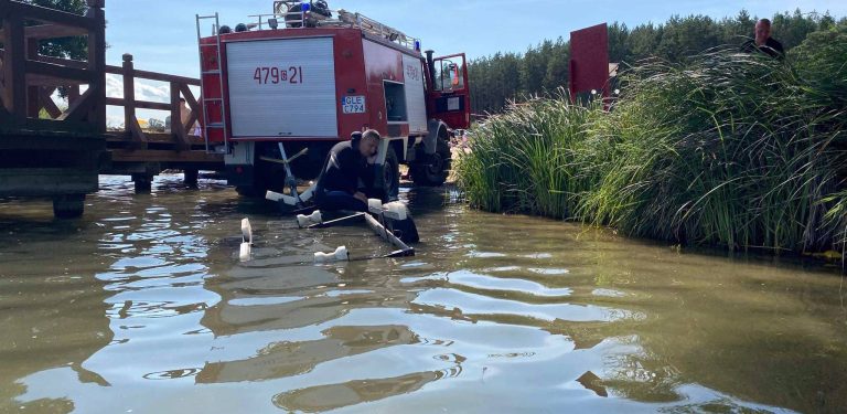 Tragedia w Siemirowicach. Mężczyzna i ciężarna kobieta utonęli w jeziorze (fot. S. Kluska)