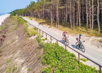 trasa rowerowa rowerzyści plaża morze las