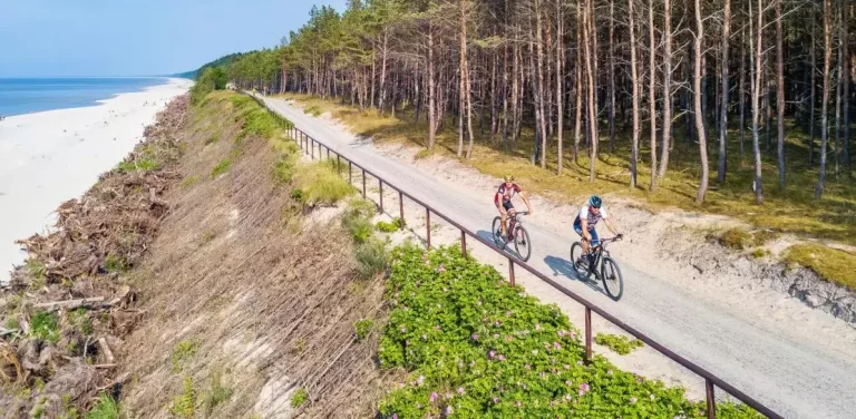 trasa rowerowa rowerzyści plaża morze las