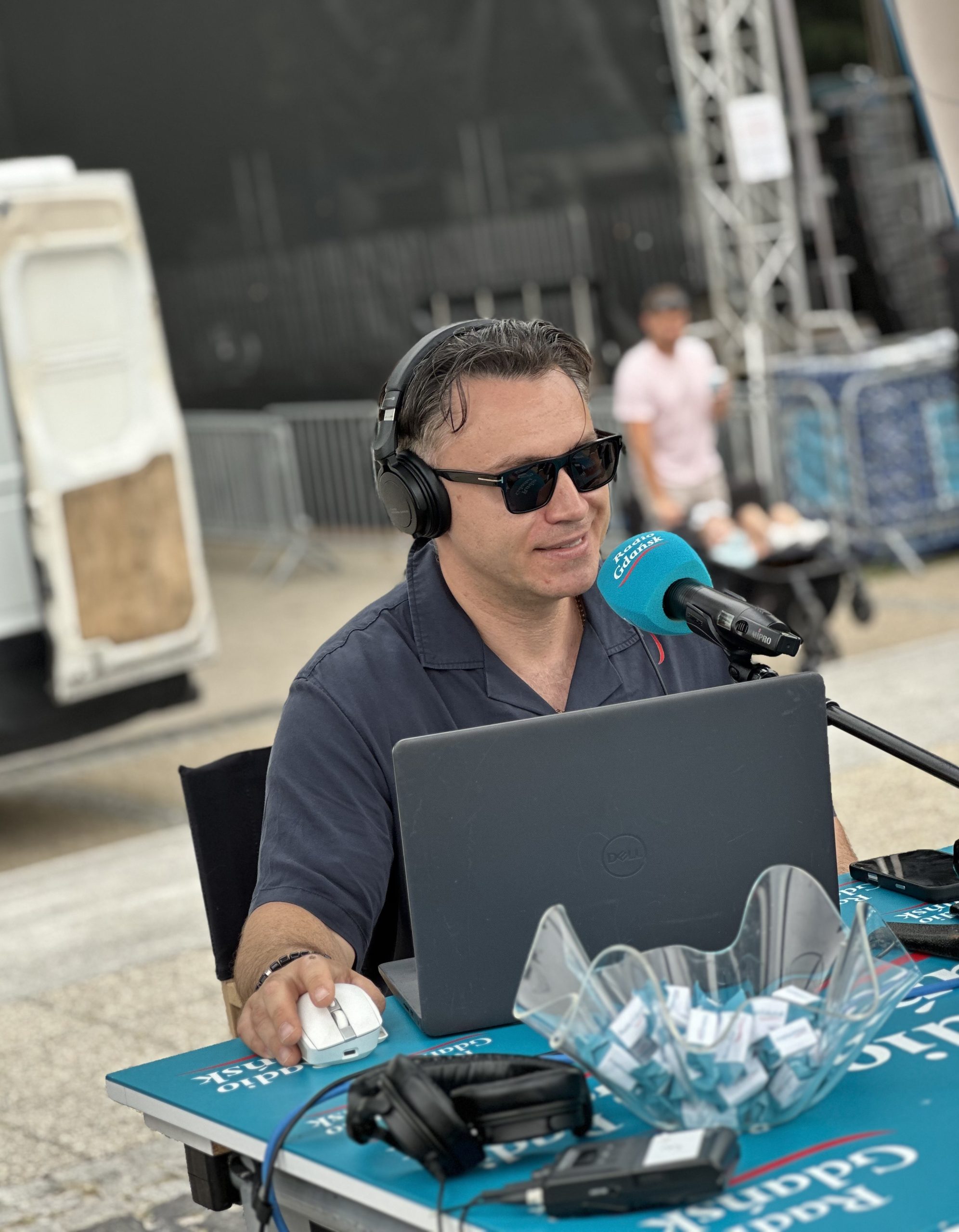 Łukasz Kosik w mobilnym studiu Radia Gdańsk w Ustce