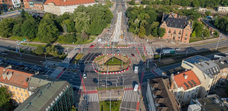 Zdjęcie z lotu ptaka na przebudowywane skrzyżowanie Węzeł Hucisko w Gdańsku z torowiskiem tramwajowym, nową nawierzchnią i budynkiem Rady Miasta Gdańska