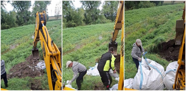 Wyrwa w Kanale Modrym w Bągarcie. Trzyczęściowe zestawienie zdjęć przedstawiające pracowników oraz żółtą koparkę zabezpieczających wyrwę w zarośniętym wale kanału wodnego za pomocą wielkich białych worków typu big-bag i ziemi