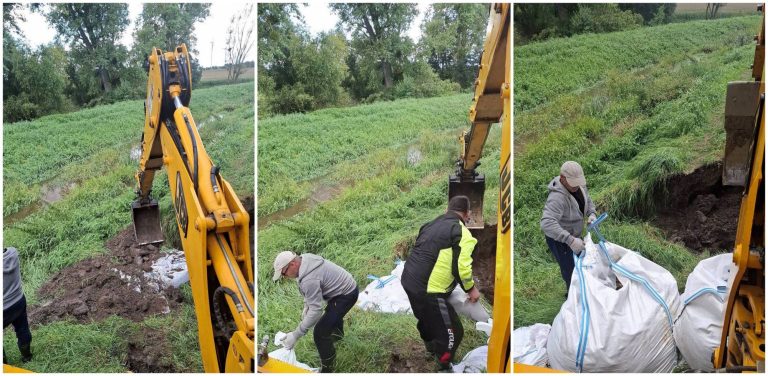 Wyrwa w Kanale Modrym w Bągarcie. Trzyczęściowe zestawienie zdjęć przedstawiające pracowników oraz żółtą koparkę zabezpieczających wyrwę w zarośniętym wale kanału wodnego za pomocą wielkich białych worków typu big-bag i ziemi