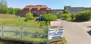 Budynek Szpitala Miejskiego w Miastku z widocznym wjeździe i tablicą informacyjną oraz szyldem apteki. Wygasła umowa NFZ ze szpitalem w Miastku