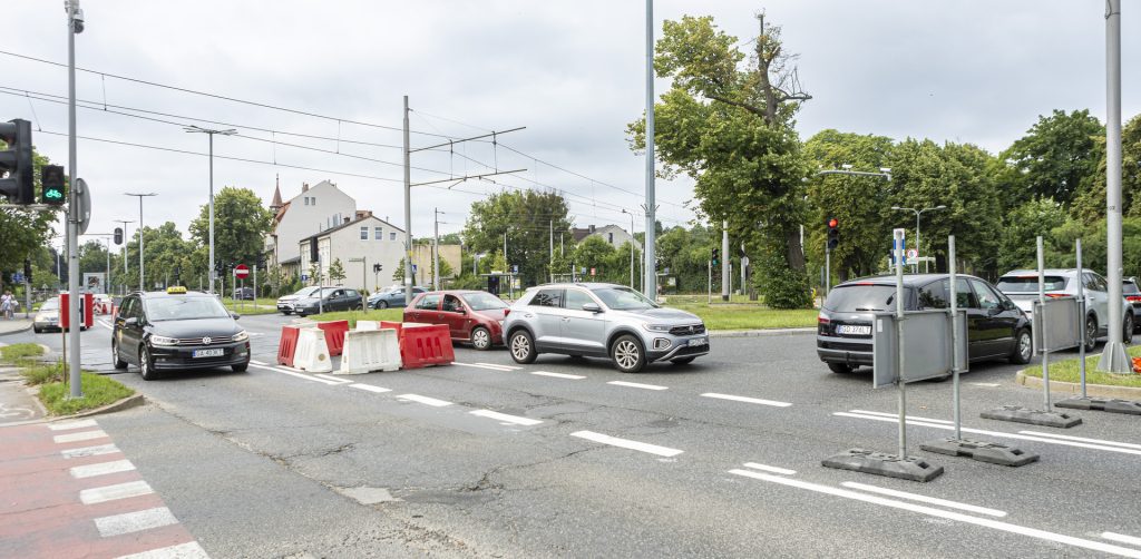 Samochody wymijają zamknięte fragmenty ulic na rondzie w Gdańsku-Oliwie