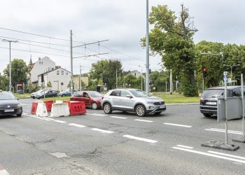 Samochody wymijają zamknięte fragmenty ulic na rondzie w Gdańsku-Oliwie