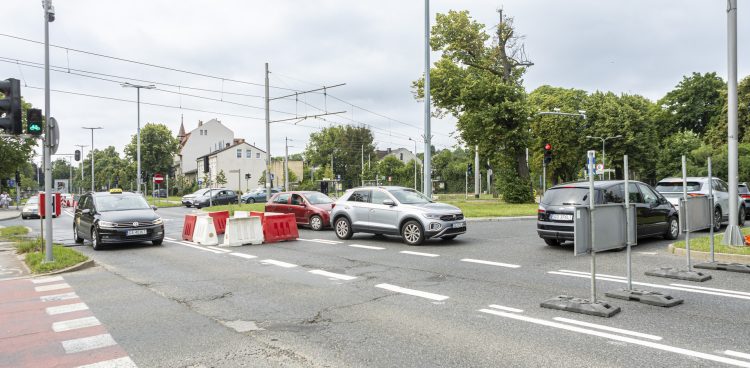 Samochody wymijają zamknięte fragmenty ulic na rondzie w Gdańsku-Oliwie