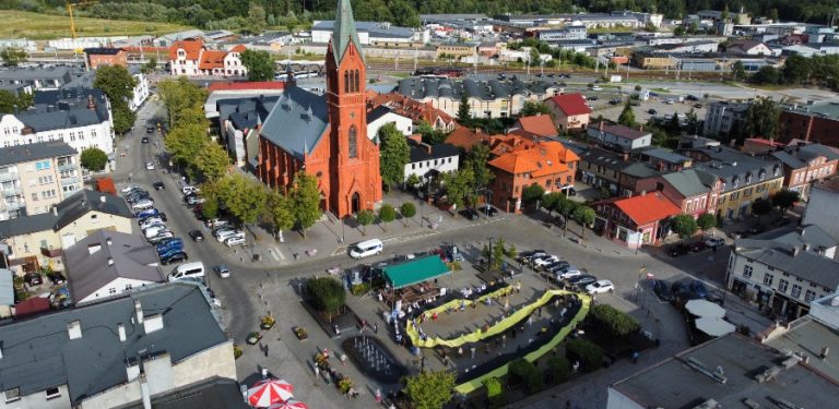 Najdłuższa kaszubska flaga na rynku w Kartuzach