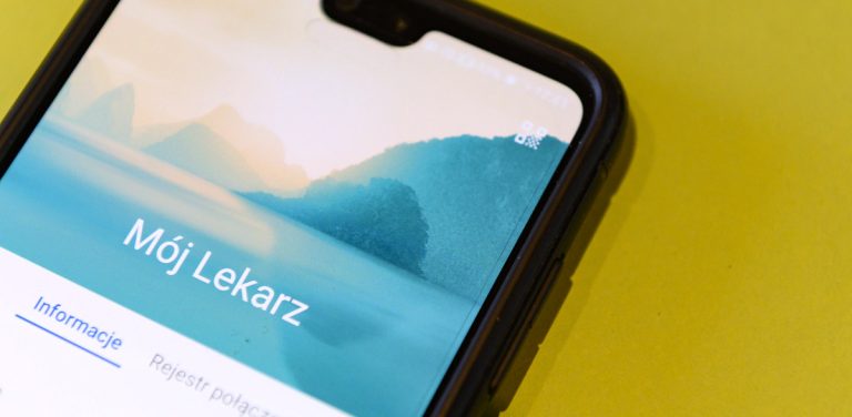Na zdjęciu telefon z dopiskiem "mój lekarz"