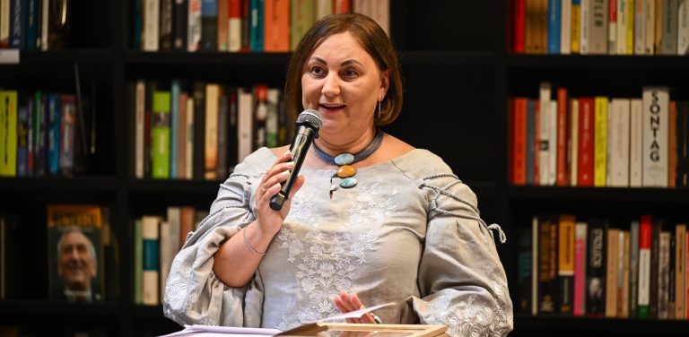 Konsul generalny Ukrainy w Gdańsku Svitlana Krysa podczas uroczystości przekazania książek ukraińskich do biblioteki Europejskiego Centrum Solidarności w Gdańsku w ramach wydarzenia "Solidarni z Ukrainą"