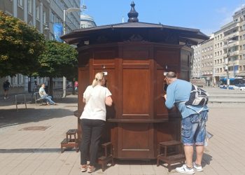 Mieszkańcy i turyści zaglądają do fotoplastikonu, który stoi na Placu Kaszubskim w Gdyni