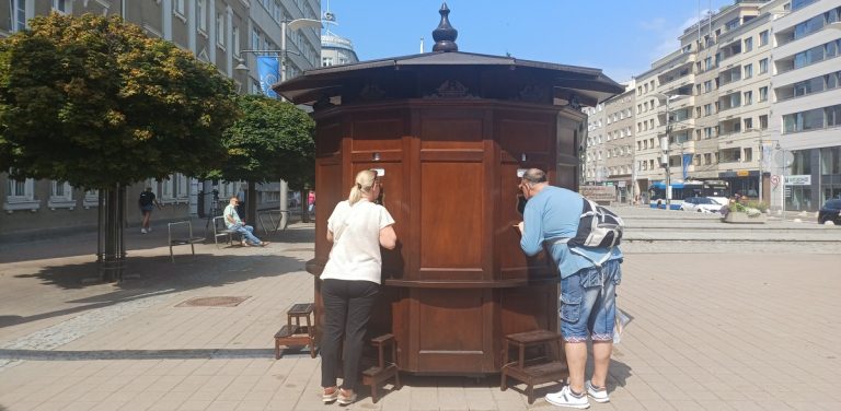 Mieszkańcy i turyści zaglądają do fotoplastikonu, który stoi na Placu Kaszubskim w Gdyni