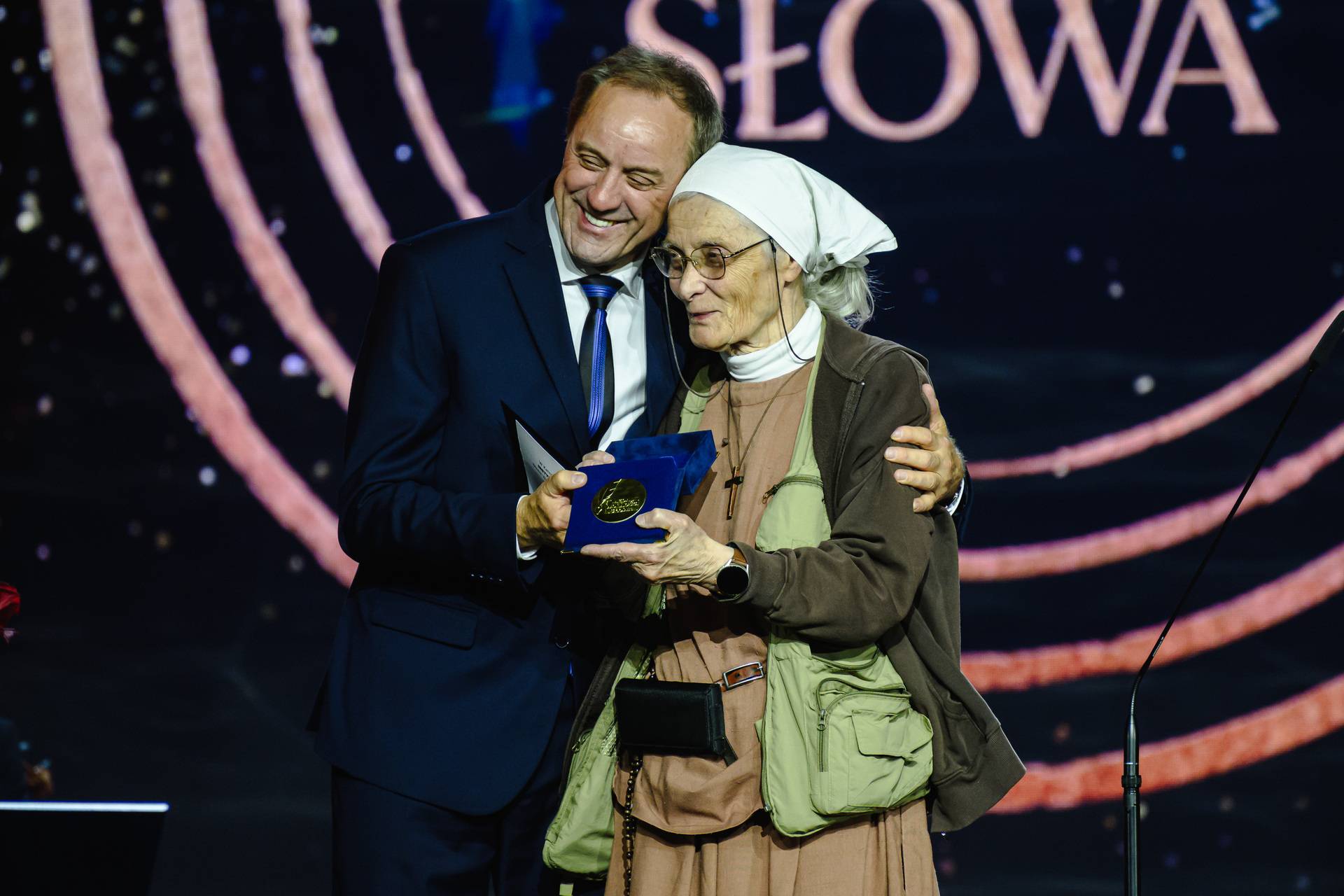 W kategorii Instytucja medal otrzymała siostra Małgorzata Chmielewska (Fundacja Domy Wspólnoty Chleb Życia), na zdjęciu z marszałkiem województwa pomorskiego Mieczysławem Strukiem