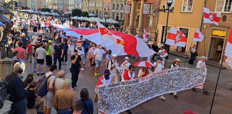 Pod hasłami uwolnienia więźniów politycznych i obalenia dyktatury na Białorusi w niedzielę przez Gdańsk przeszedł marsz