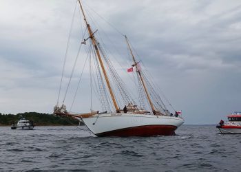 Na zdjęciu żaglowiec szkoleniowy Generał Zaruski na mieliźnie, z lewej i z prawej strony widoczne są jednostki fińskich służb ratowniczych