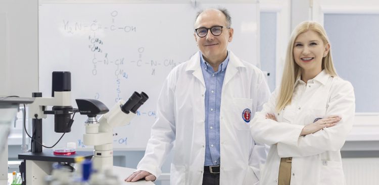 prof. Magdalena Górska-Ponikowska i prof. Jarosław Sławek w laboratorium