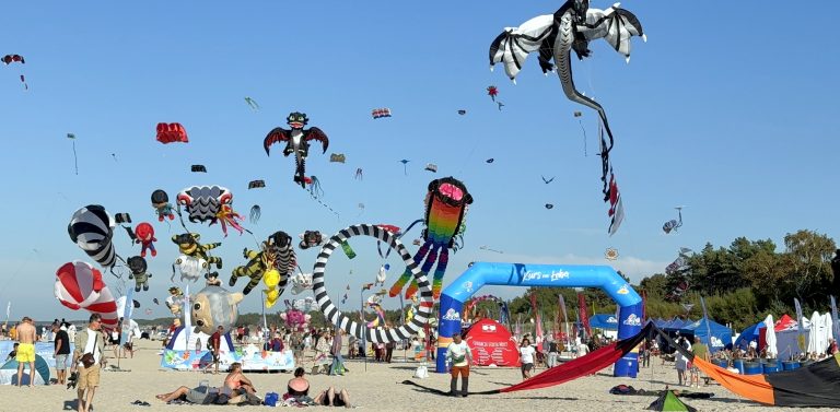 Kolorowe latawce na plaży w Łebie