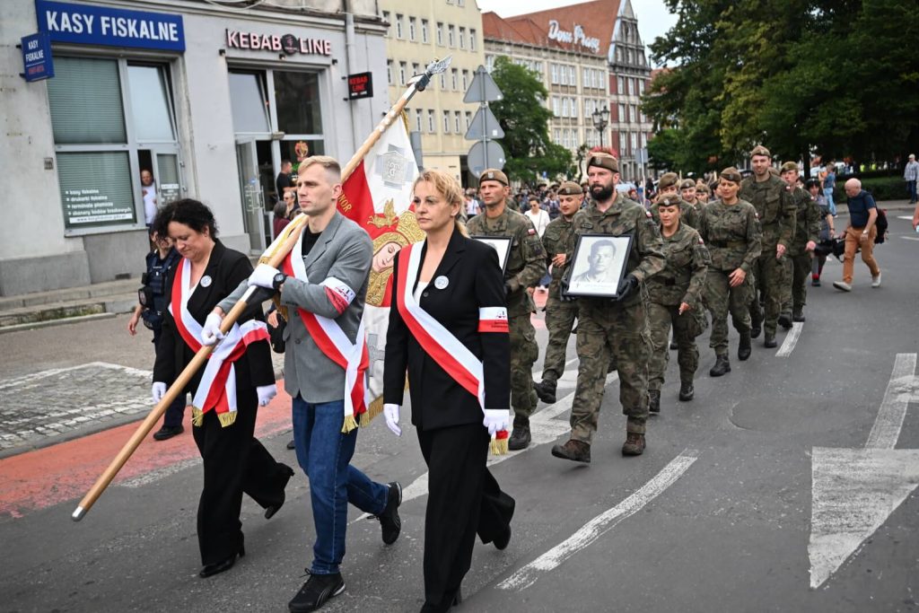 Przemarsz pochodu „Inka i Zagończyk. Pamiętamy o Bohaterach” ulicami Gdańsku na Cmentarz Garnizonowy