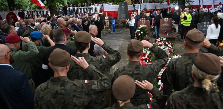 Uroczystość przy grobach "Inki" i "Zagończyka" na Cmentarzu Garnizonowym w Gdańsku (Fot. PAP/Andrzej Jackowski_