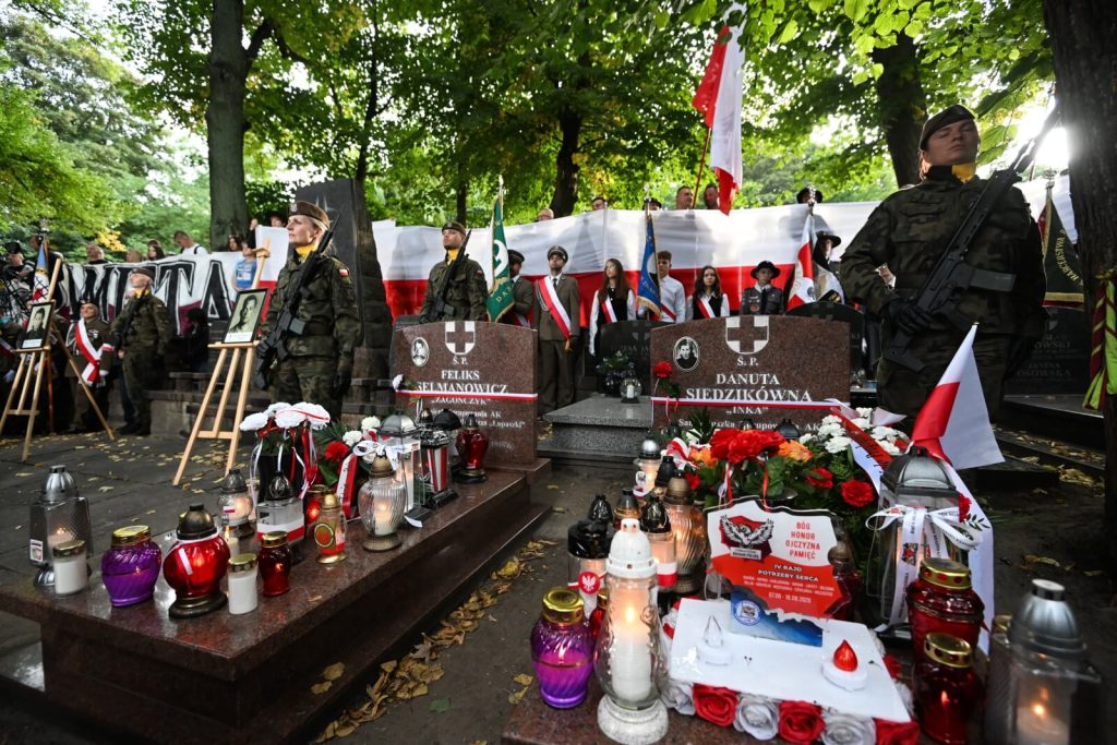 Uroczystość przy grobach bohatetrów na Cmentarzu Garnizonowym w Gdańsku