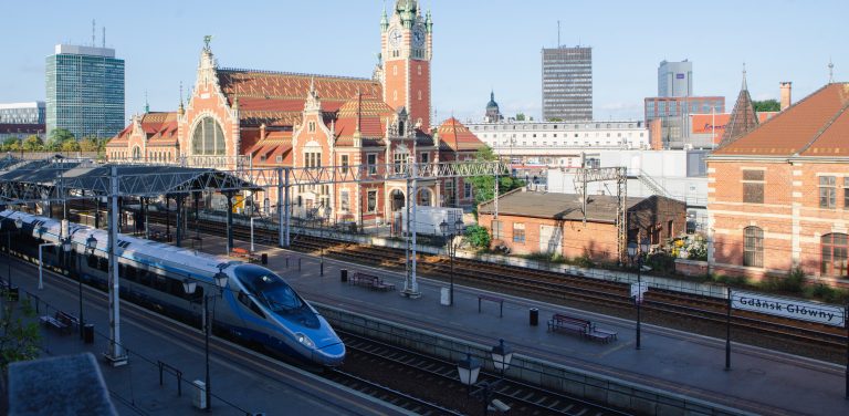 Dworzec Główny w Gdańsku, jadący pociąg intercity