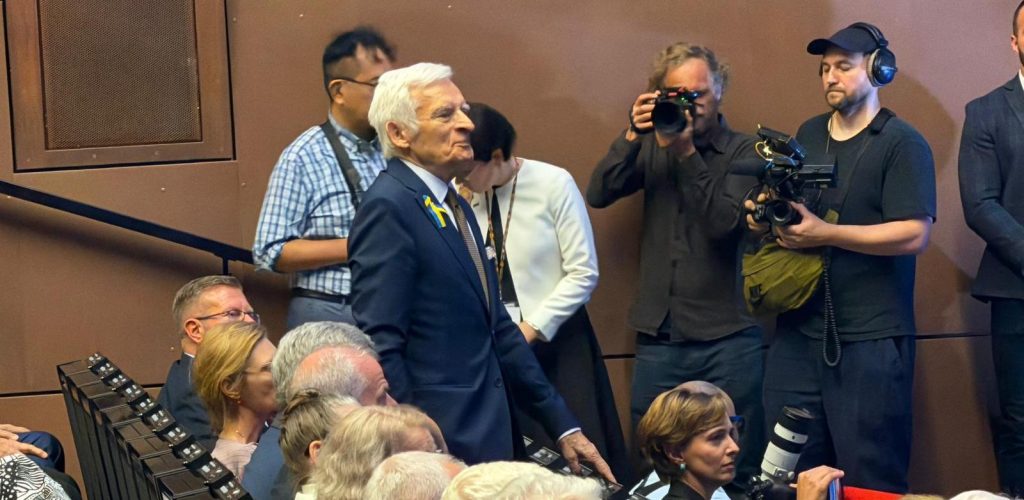 Gdańsk, 30.08.2026. Uhonorowany były prezes Rady Ministrów i europoseł prof. Jerzy Buzek podczas gali wręczenia Odznaki Solidarności i Praw Człowieka ECS, 30 bm. w Gdańsku. Uroczystość połączono z premierą filmu dokumentalnego „Jerzy Buzek. Siła marzeń” w reż. Andrzeja Buchowskiego.