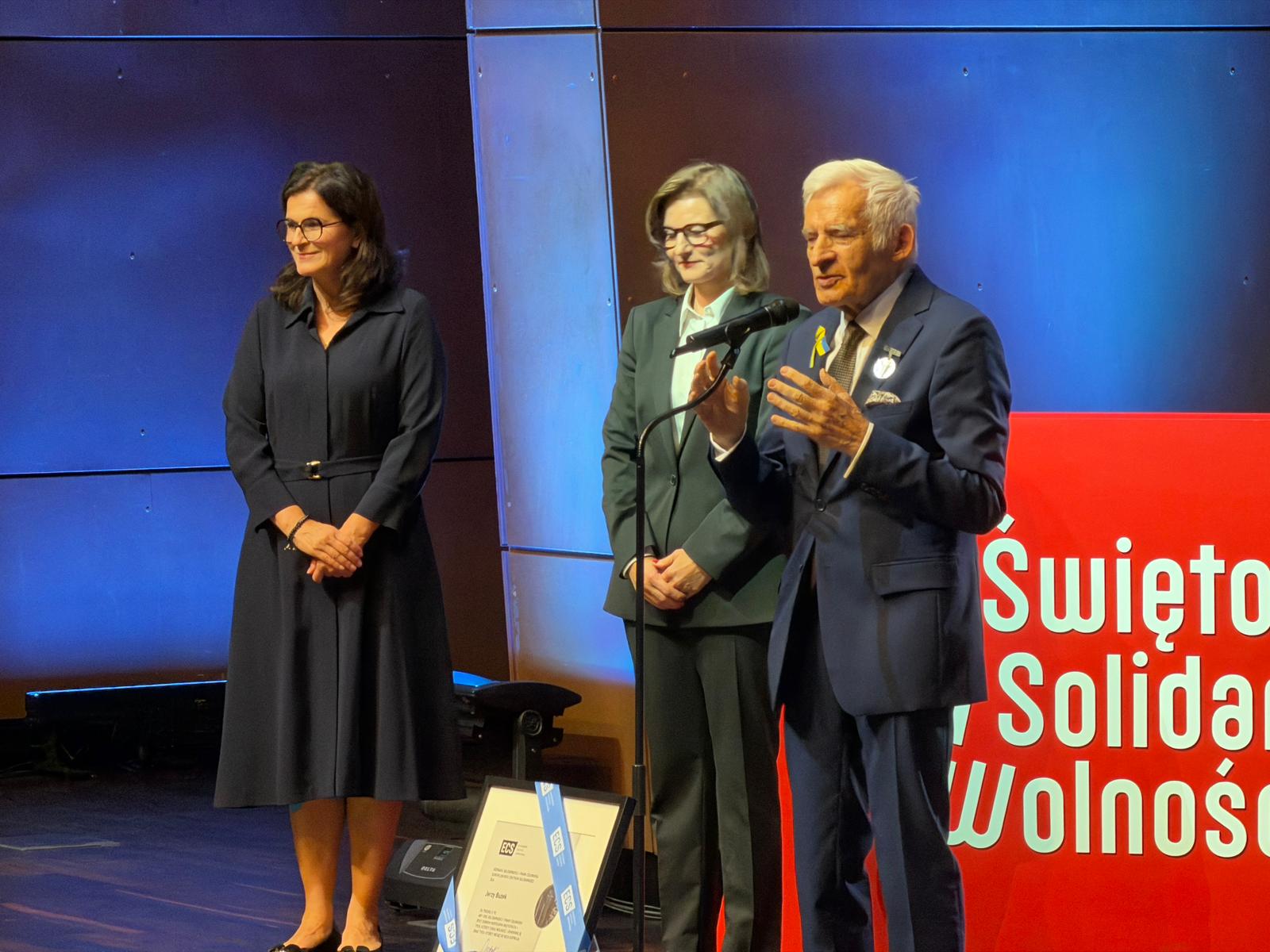 Gdańsk, 30.08.2026. Uhonorowany były prezes Rady Ministrów i europoseł prof. Jerzy Buzek podczas gali wręczenia Odznaki Solidarności i Praw Człowieka ECS, 30 bm. w Gdańsku. Uroczystość połączono z premierą filmu dokumentalnego „Jerzy Buzek. Siła marzeń” w reż. Andrzeja Buchowskiego.