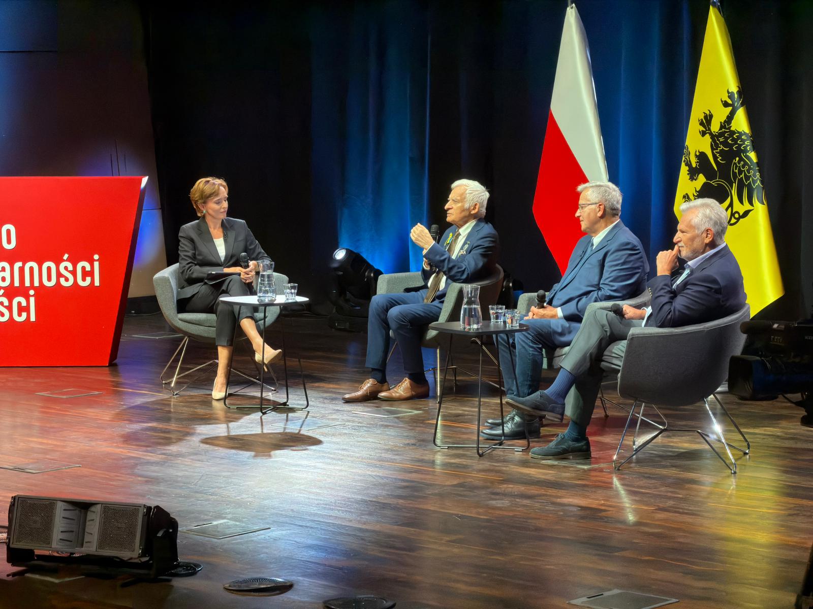 Gdańsk, 30.08.2026. Uhonorowany były prezes Rady Ministrów i europoseł prof. Jerzy Buzek podczas gali wręczenia Odznaki Solidarności i Praw Człowieka ECS, 30 bm. w Gdańsku. Uroczystość połączono z premierą filmu dokumentalnego „Jerzy Buzek. Siła marzeń” w reż. Andrzeja Buchowskiego.